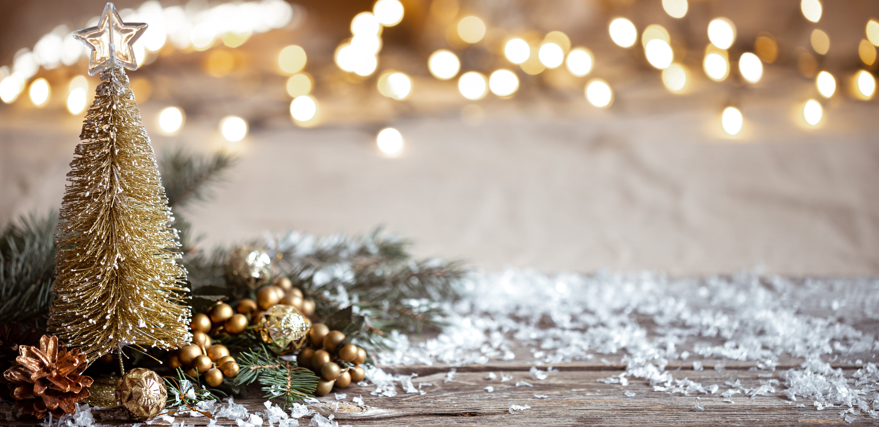 Wichtelbild mit Weihnachtsbaum, Schnee und Lichterkette. (Copyright) pvproductions auf Freepik