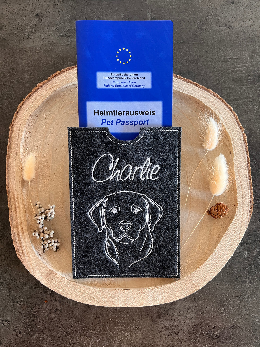 Heimtierausweishülle für Hunde aus FIlz mit personalisierbarem Motiv und Namen