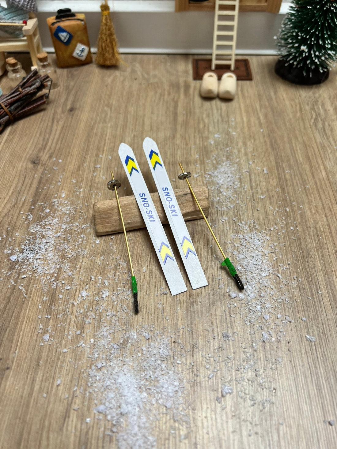 Wichtel Zubehör Ski mit Stöcken in Miniatur