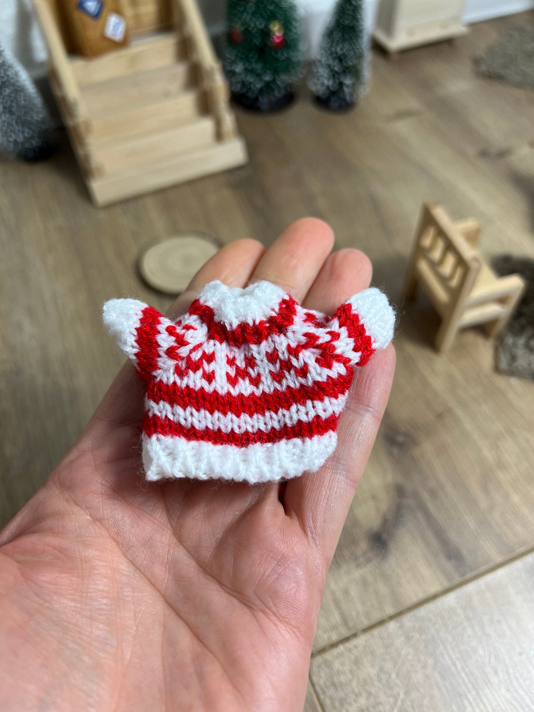 Wichtel Pullover Rot aus Wolle Miniatur