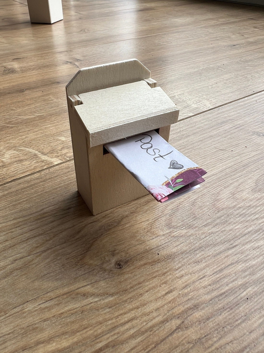 Briefkasten aus Holz in Naturoptik für Wichteltüre Miniatur