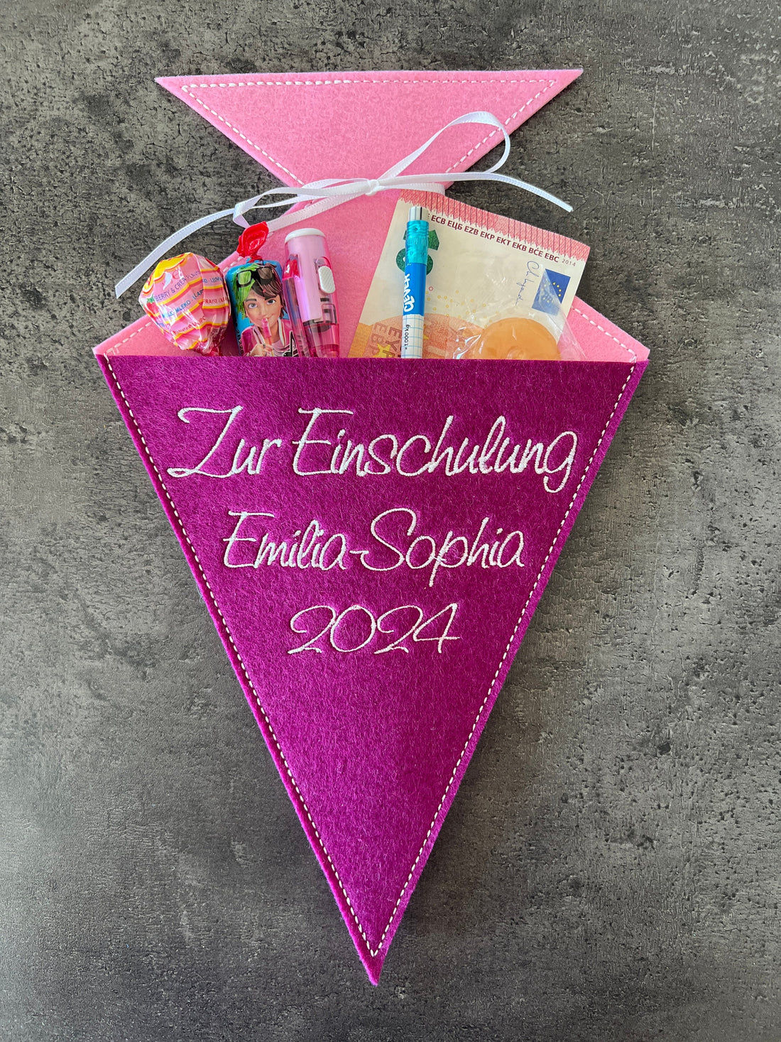 Schultüte (Größe: 30 x 18 cm) aus Filz individuell bestickt ideal als kleines Geschenk zur Einschulung.