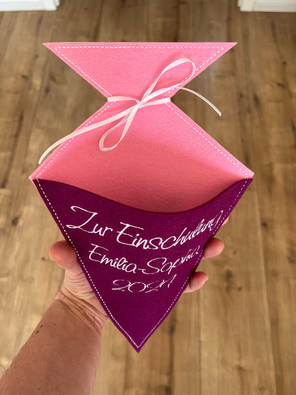 Schultüte (Größe: 30 x 18 cm) aus Filz individuell bestickt ideal als kleines Geschenk zur Einschulung.