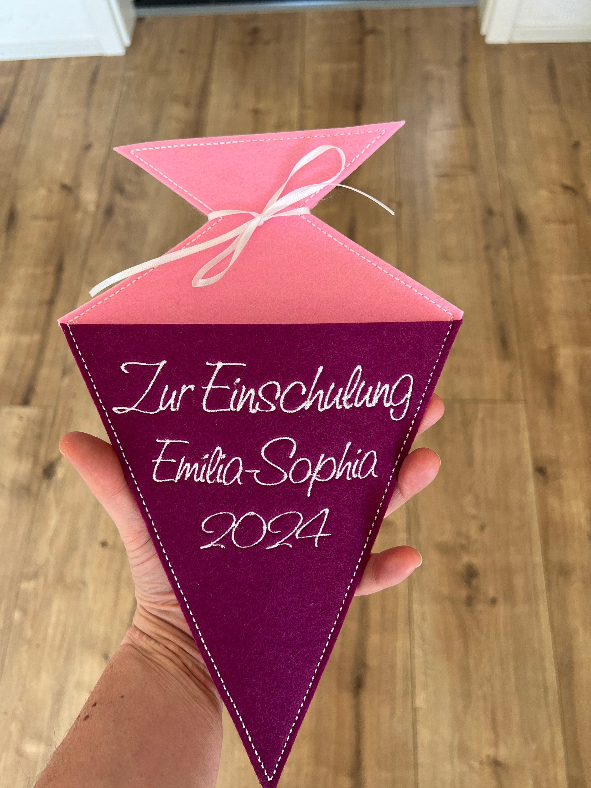 Schultüte (Größe: 30 x 18 cm) aus Filz individuell bestickt ideal als kleines Geschenk zur Einschulung.