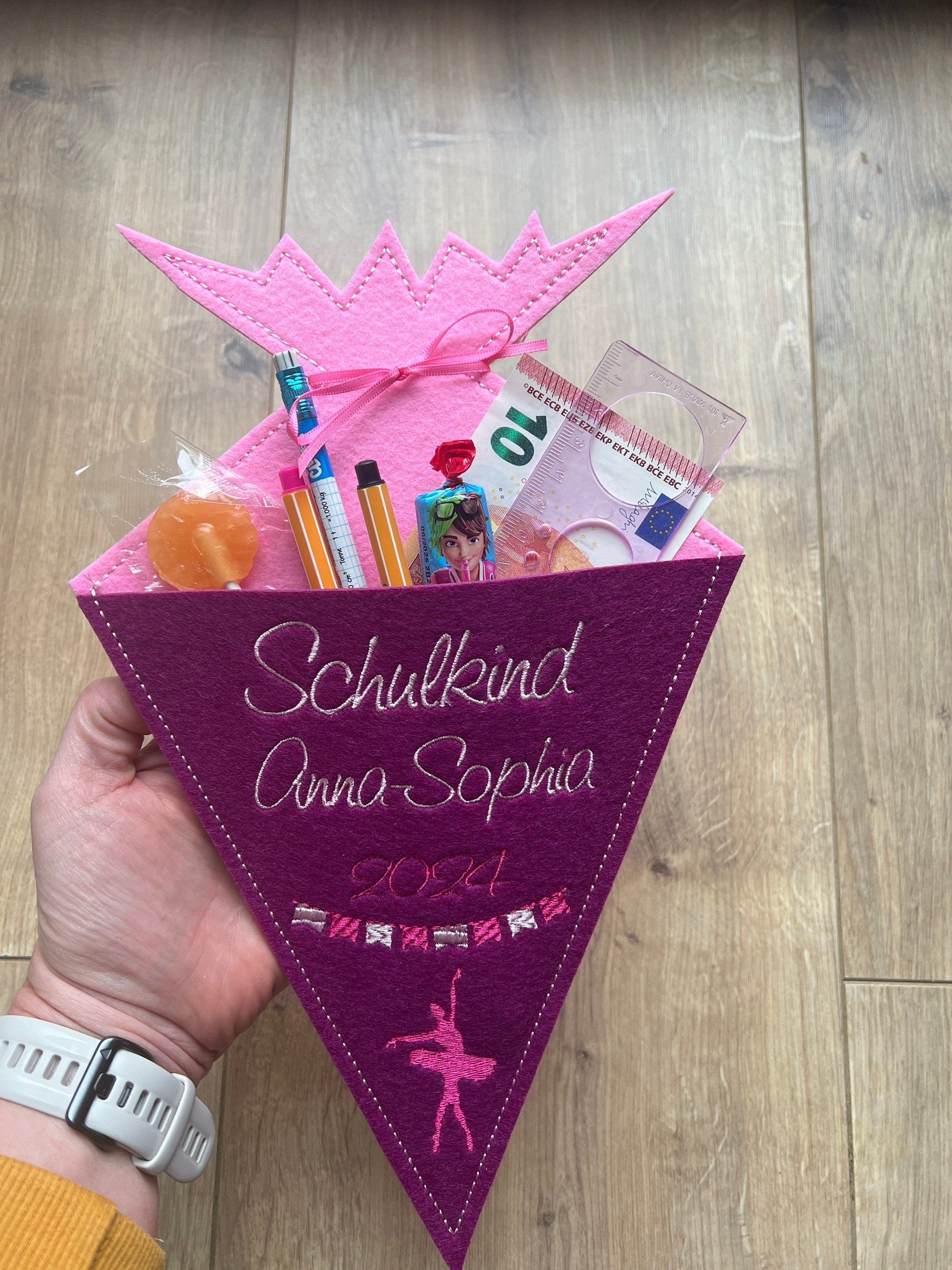 Personalisierte Schultüte (Größe: 30 x 18 cm) aus Filz hochwertig bestickt | Schulkind | Geschenk | Schulstart | Zuckertüte | Geldgeschenk